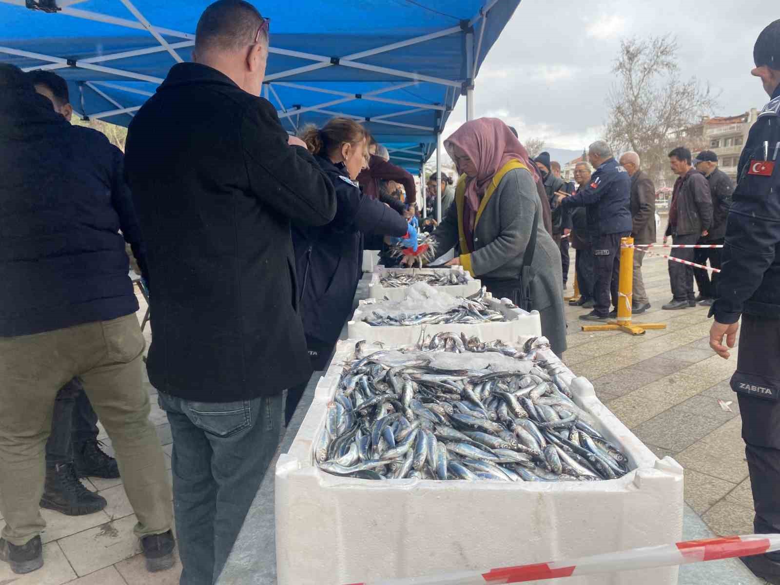 manisada belediyenin ikrami 8 ton hamsi 1 saatte tukendi 7 aVYu4aO9