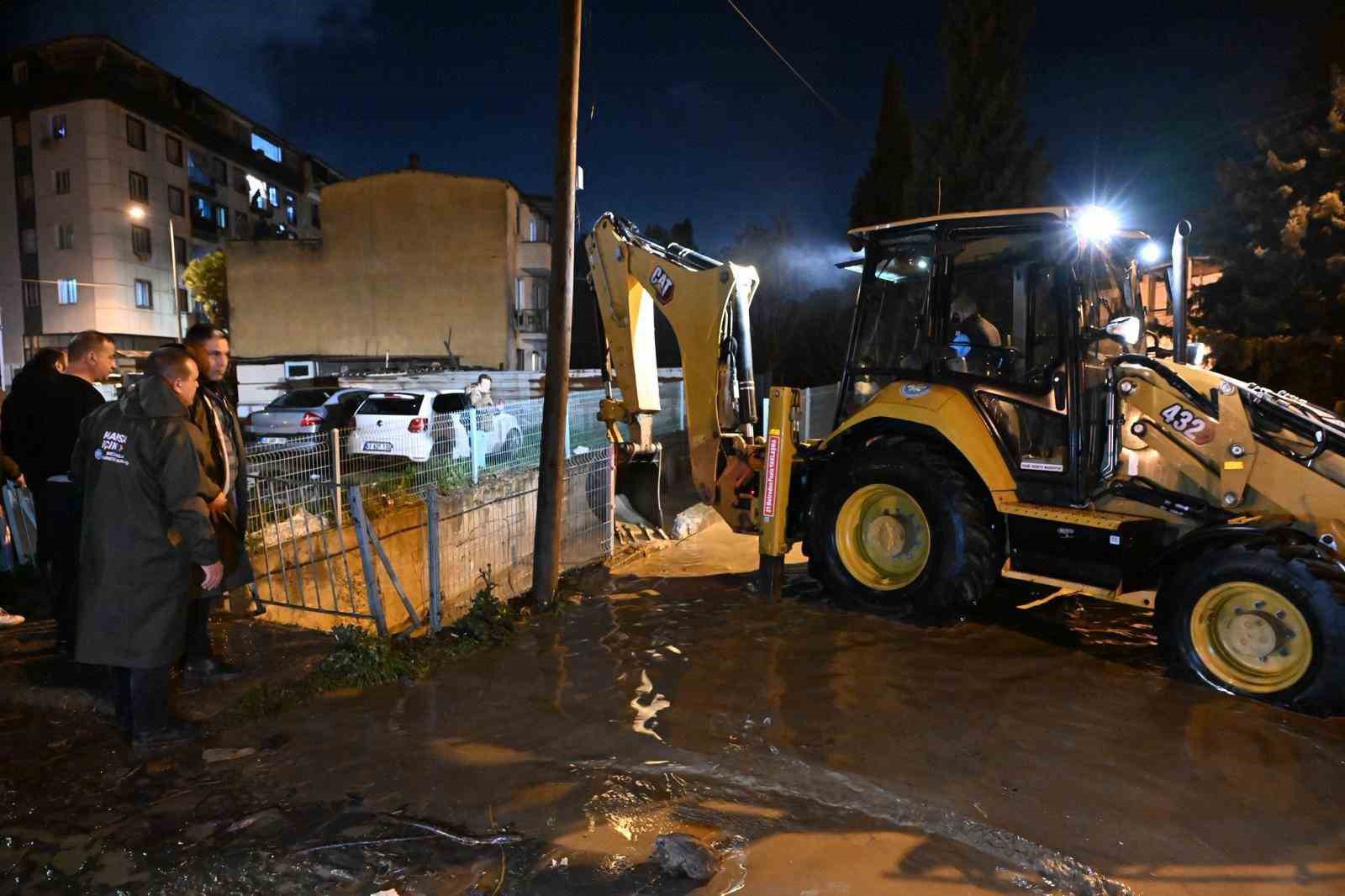 manisada buyuksehir ve maskiden saganak yagisa etkin mudahale 10 1ZadBYrM
