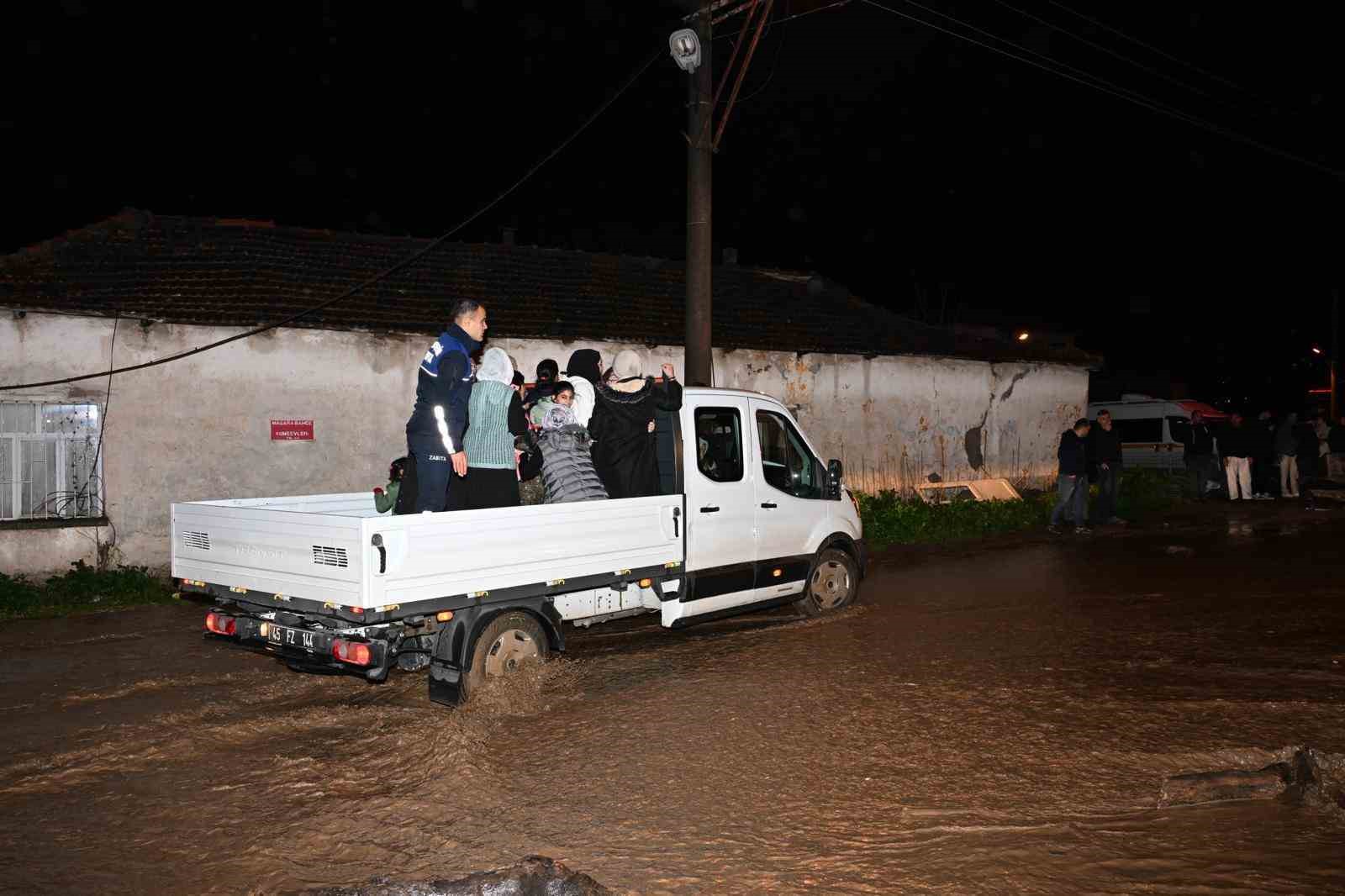 manisada buyuksehir ve maskiden saganak yagisa etkin mudahale 12 4ZXzqkwb