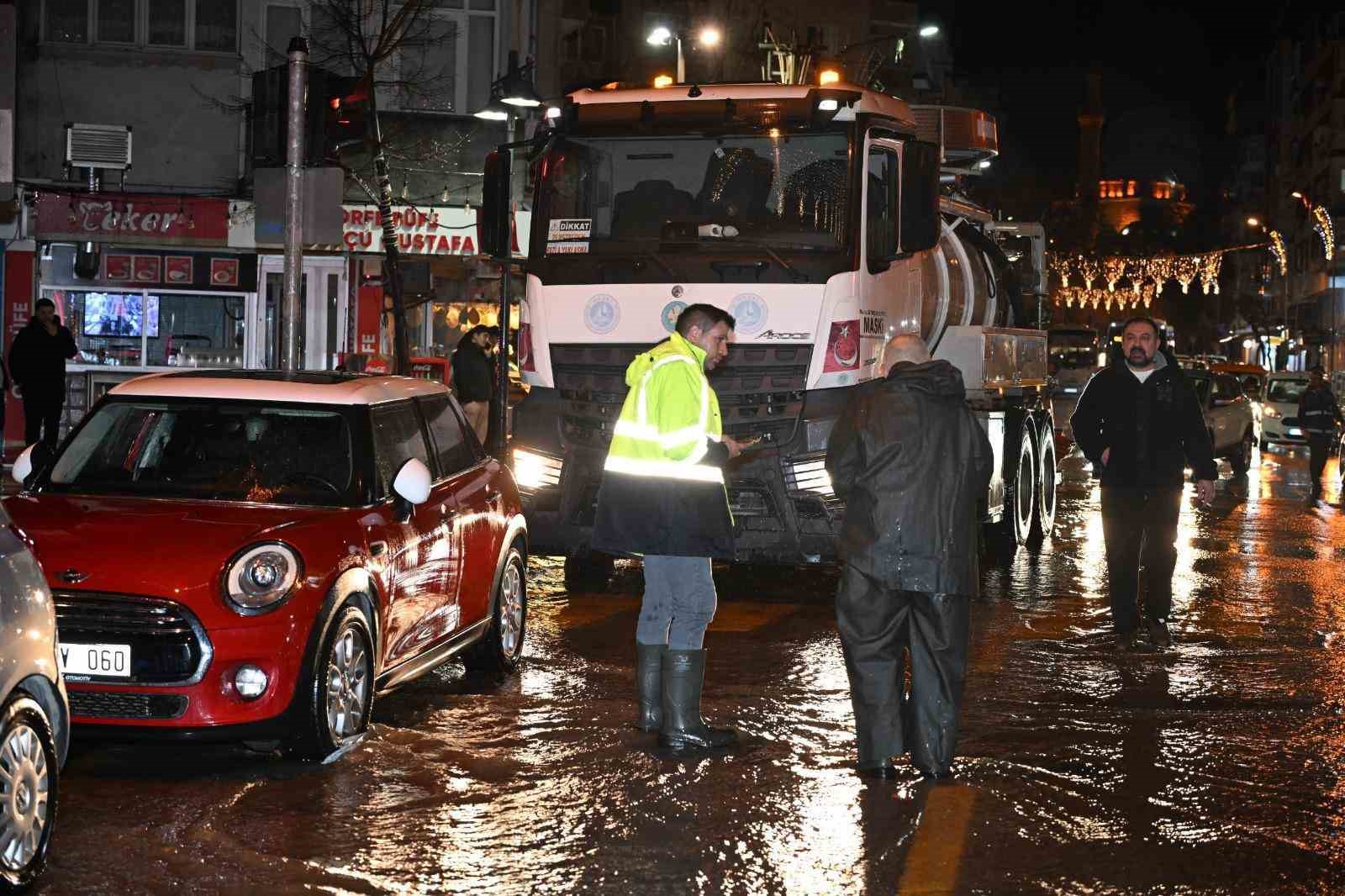 manisada buyuksehir ve maskiden saganak yagisa etkin mudahale 13