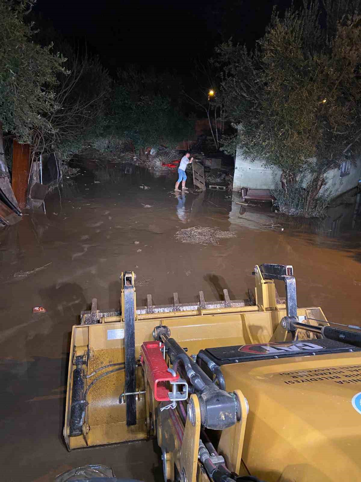 manisada buyuksehir ve maskiden saganak yagisa etkin mudahale 15 n7X7wasv