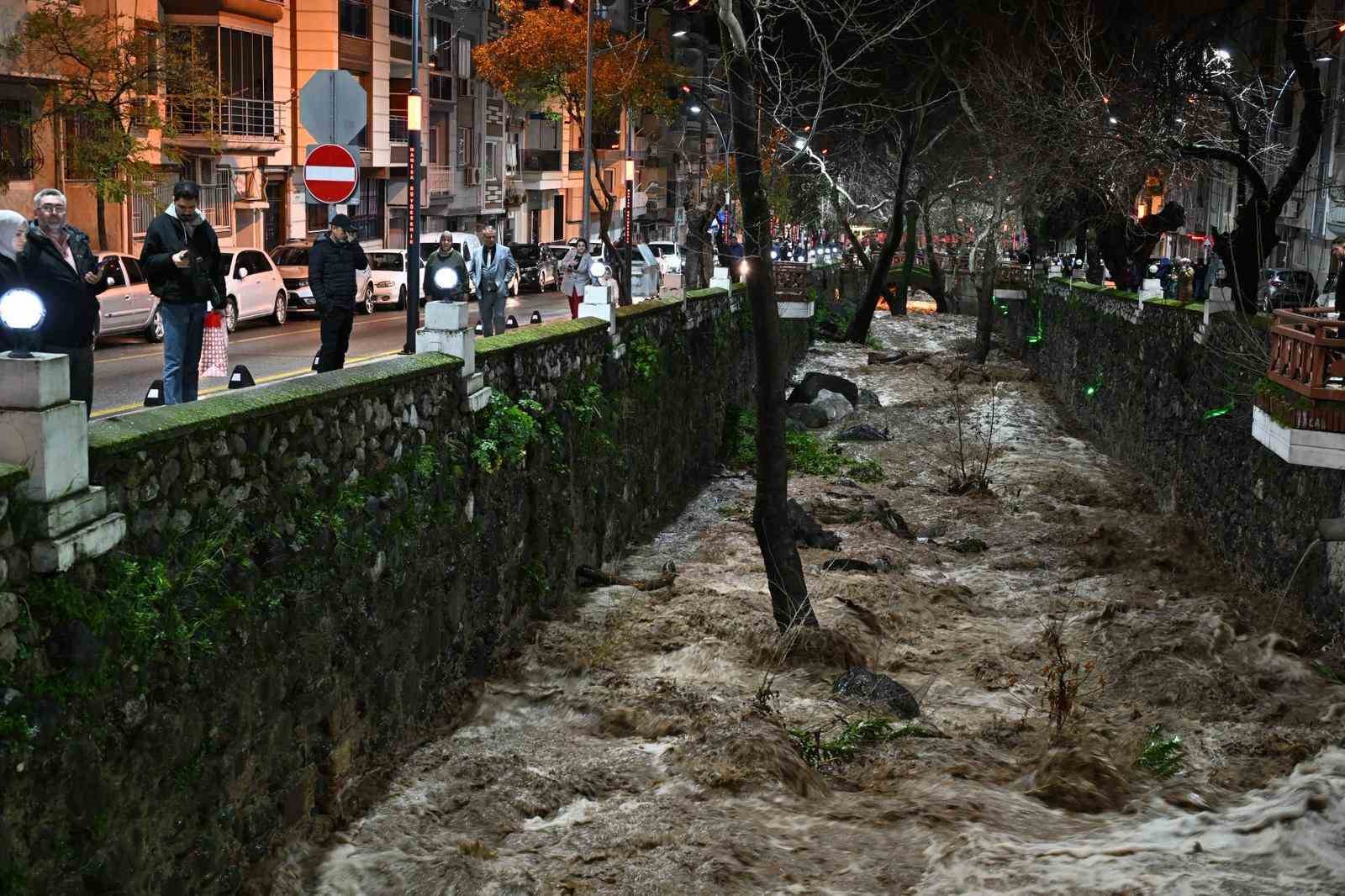 manisada buyuksehir ve maskiden saganak yagisa etkin mudahale 2 uU1YM87i