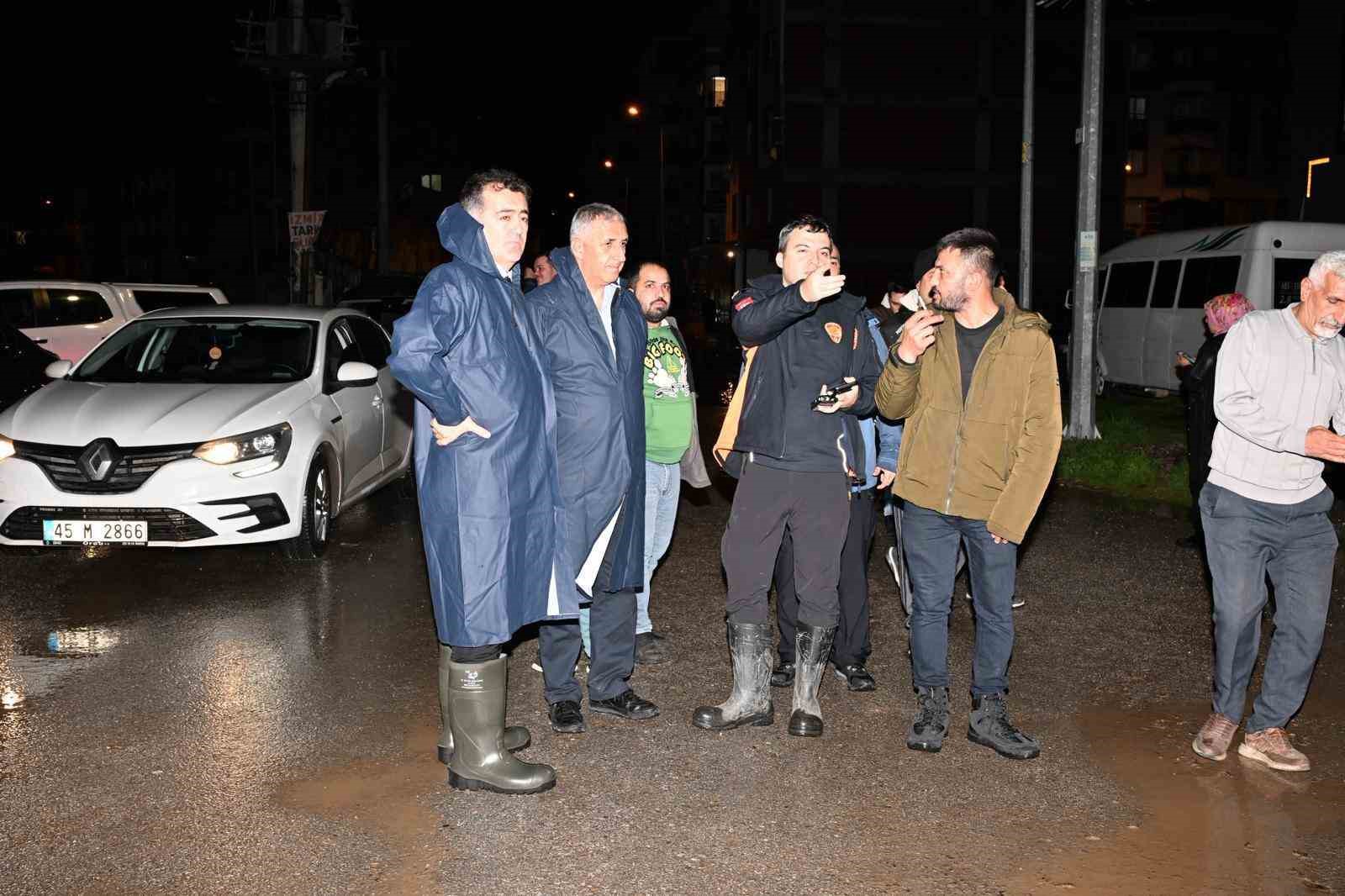 manisada buyuksehir ve maskiden saganak yagisa etkin mudahale 4 Nuurbsgr