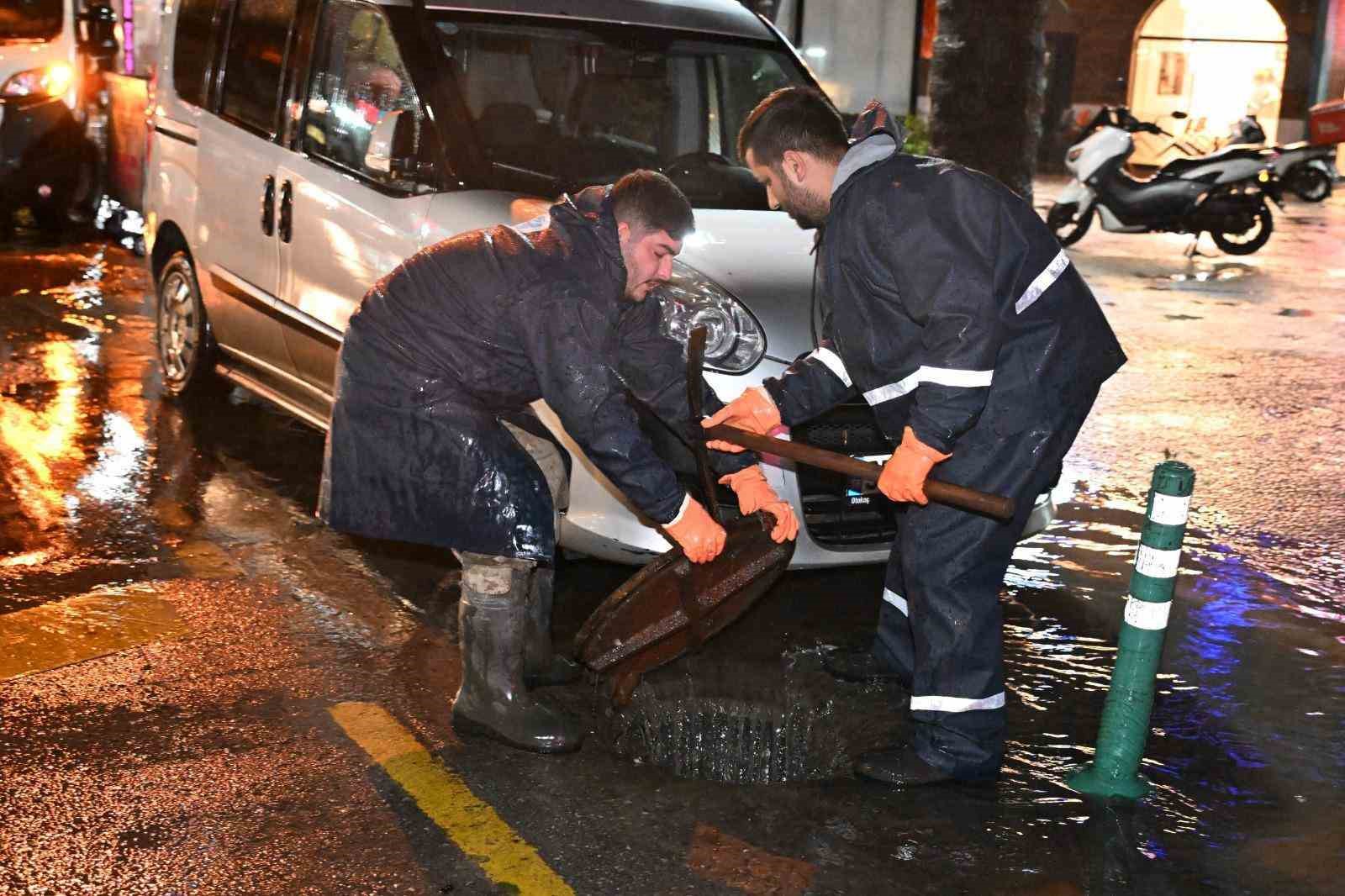 manisada buyuksehir ve maskiden saganak yagisa etkin mudahale 9