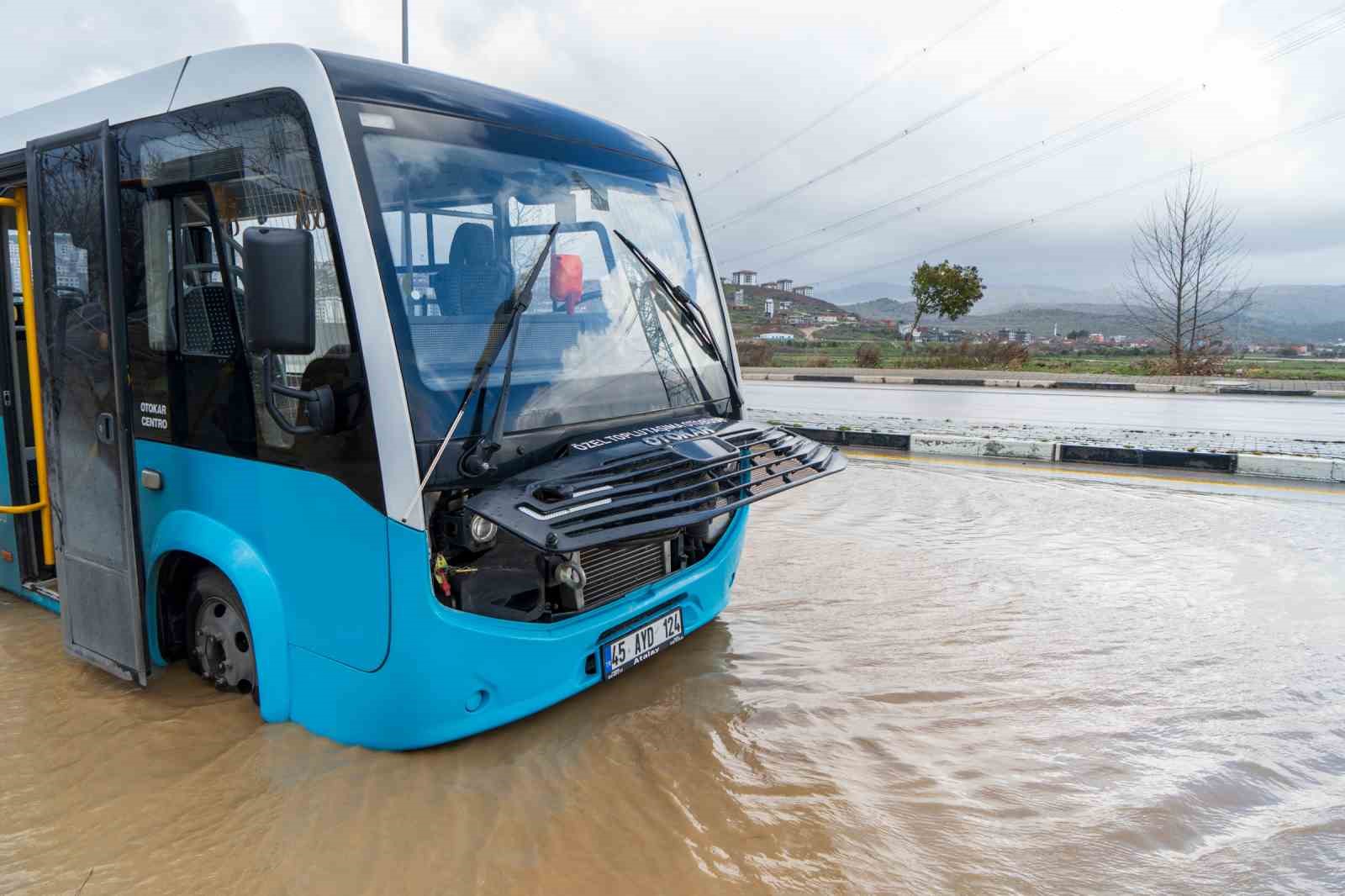 manisada cadde ve sokaklar gole dondu bircok noktayi su basti 1 X5czXdze