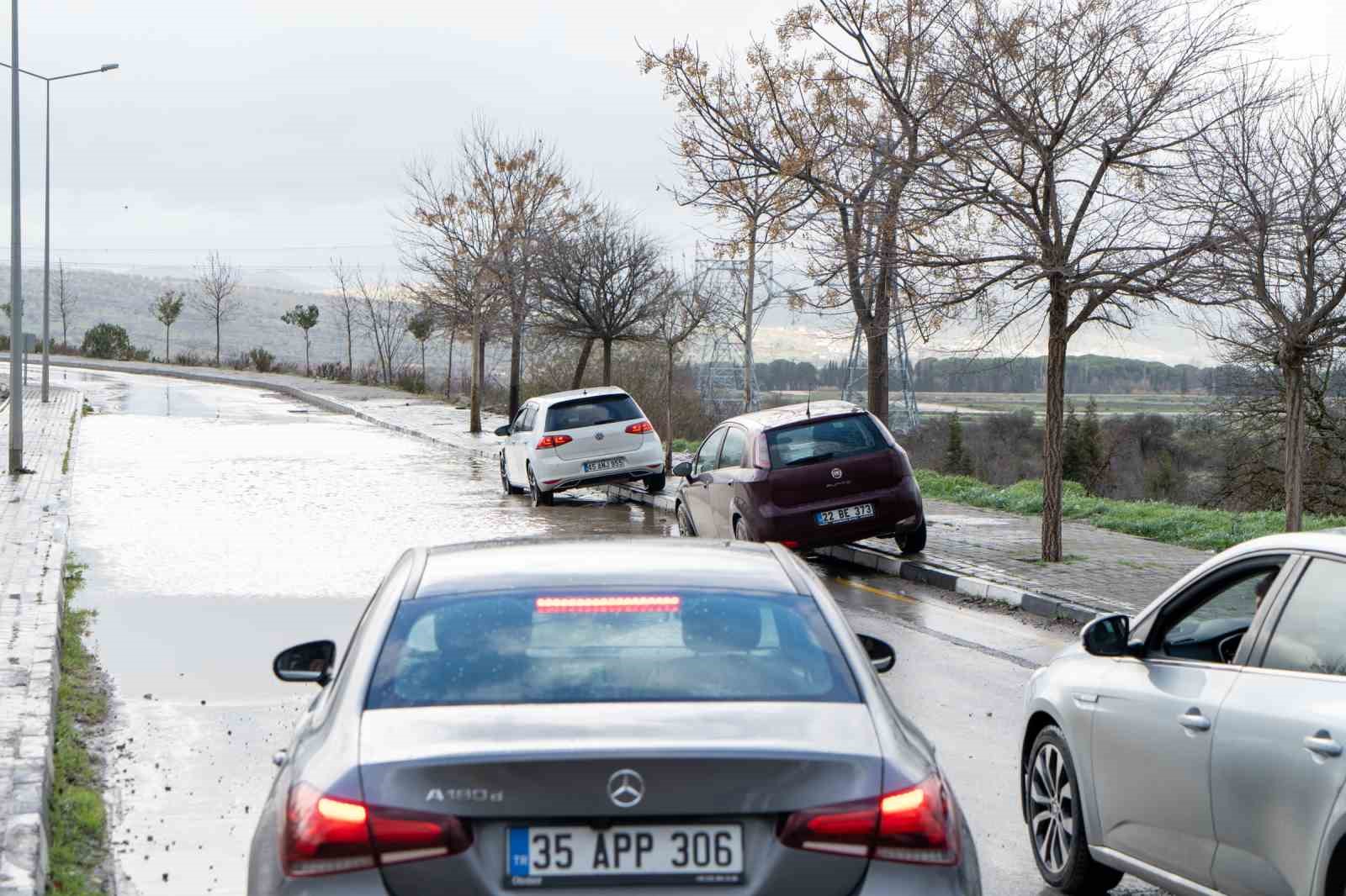 manisada cadde ve sokaklar gole dondu bircok noktayi su basti 2 POXug5Ns
