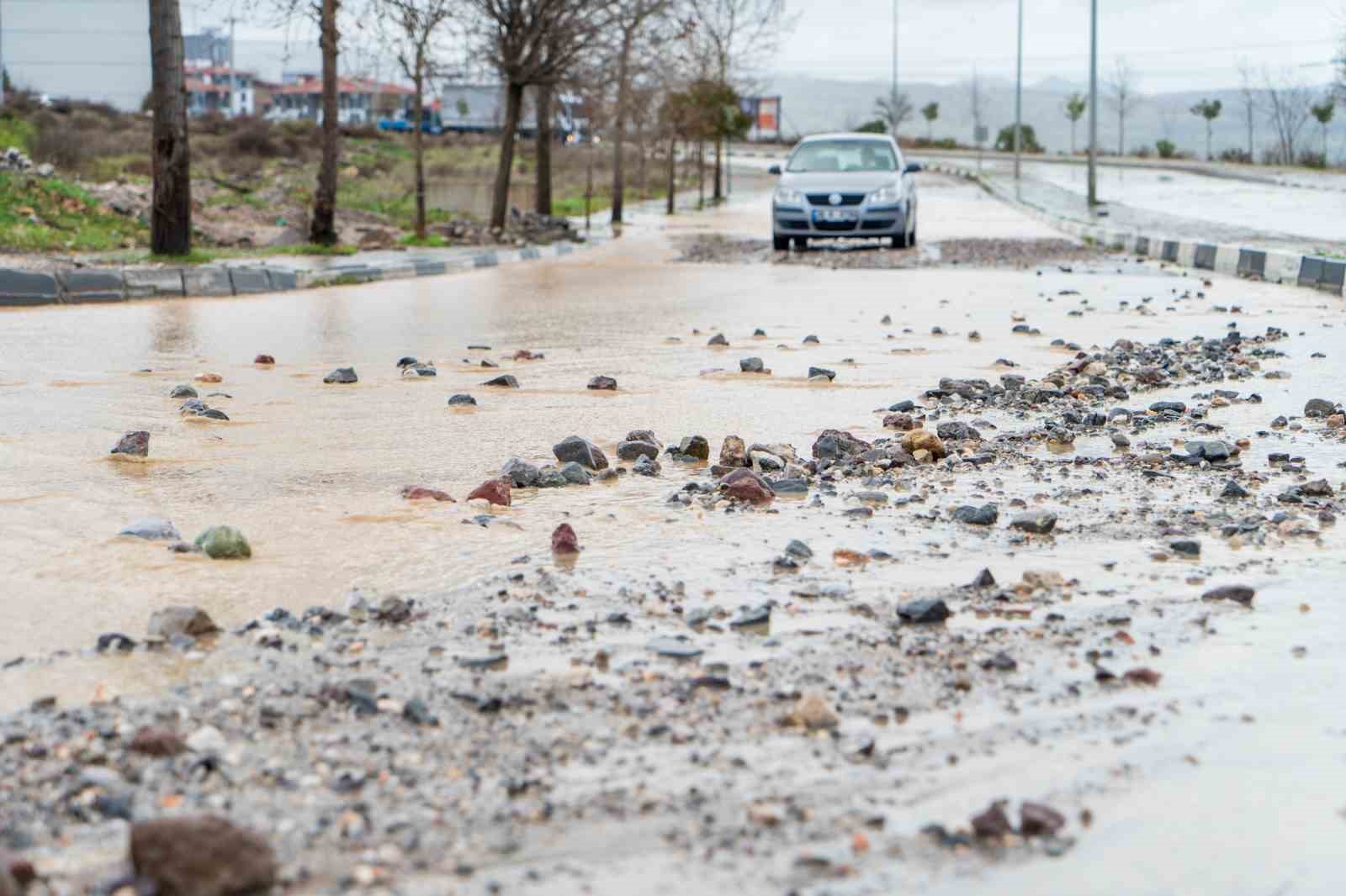 manisada cadde ve sokaklar gole dondu bircok noktayi su basti 3 usyJeWUU