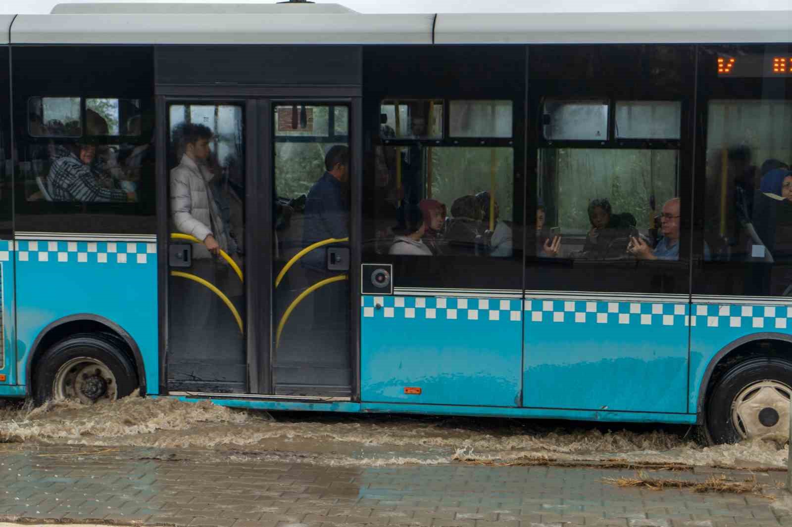 manisada cadde ve sokaklar gole dondu bircok noktayi su basti 4 WgYypBFK