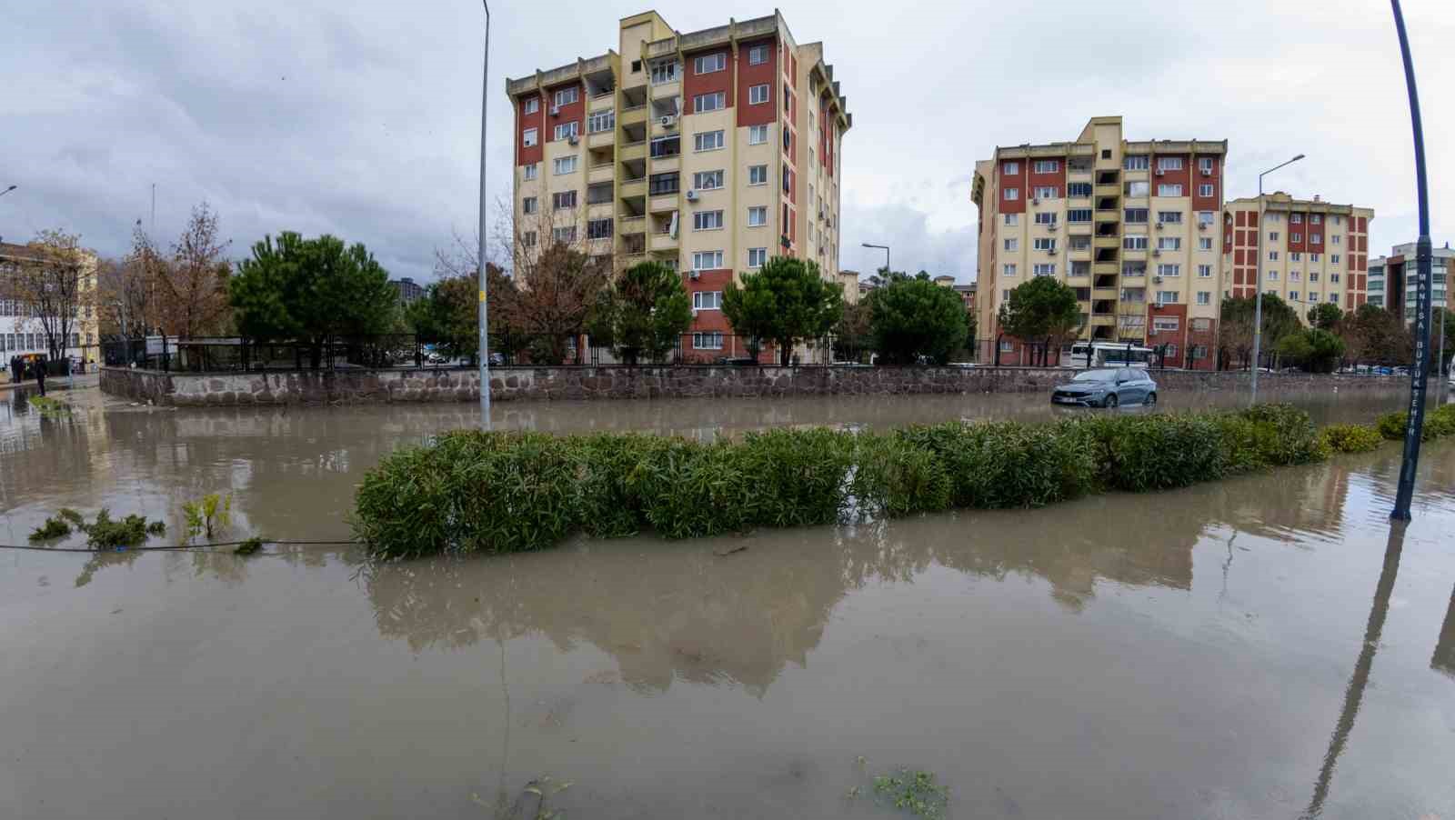 manisada cadde ve sokaklar gole dondu bircok noktayi su basti 5 Zl1TLBiH