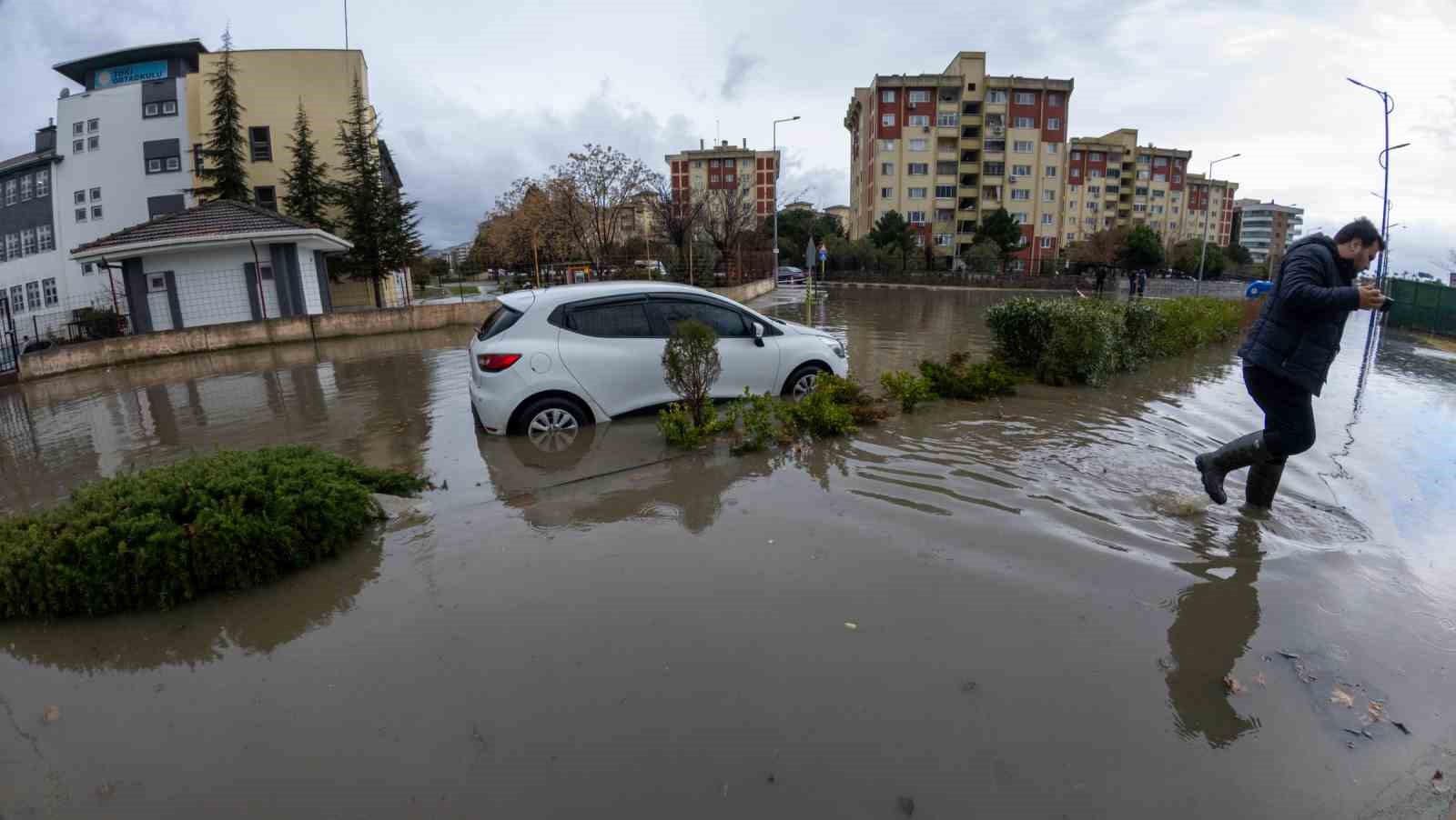 manisada cadde ve sokaklar gole dondu bircok noktayi su basti 6 nK7lMcAj