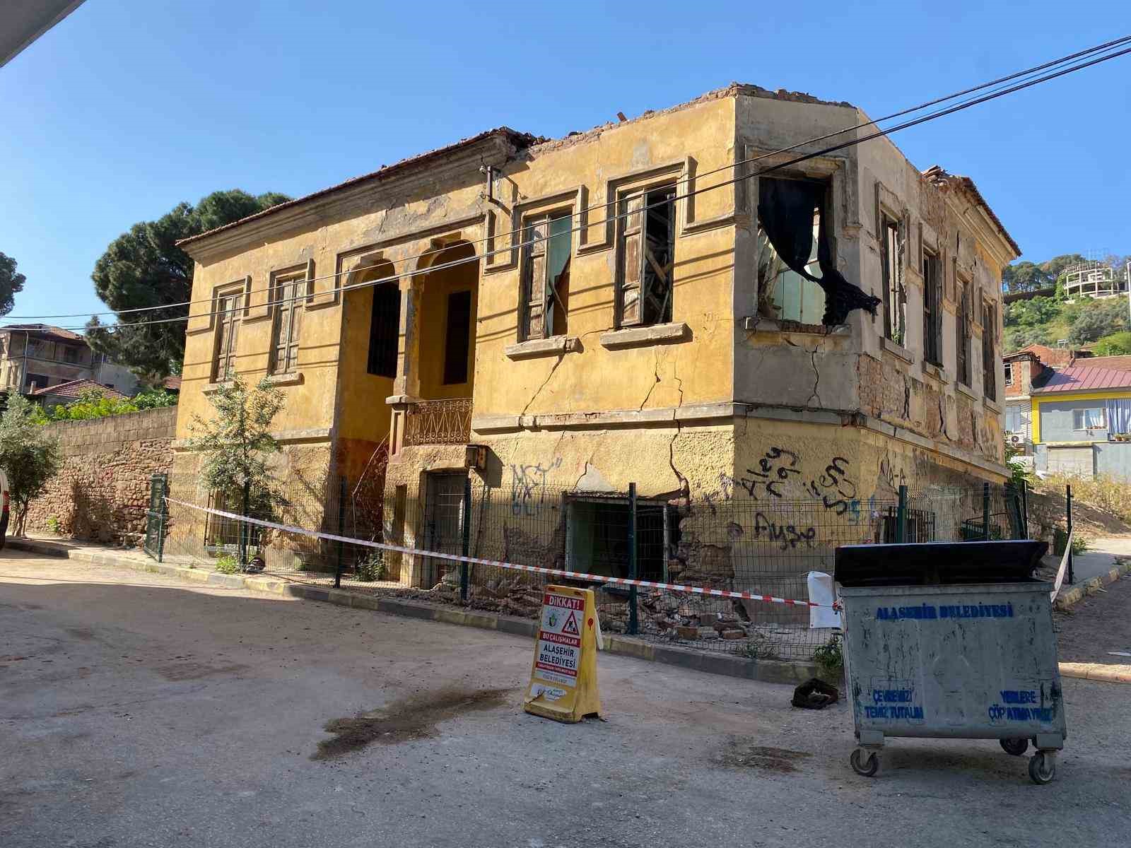 manisada catisi ve duvarlari coken tarihi bina kokuttu 1 dFPk8pjU