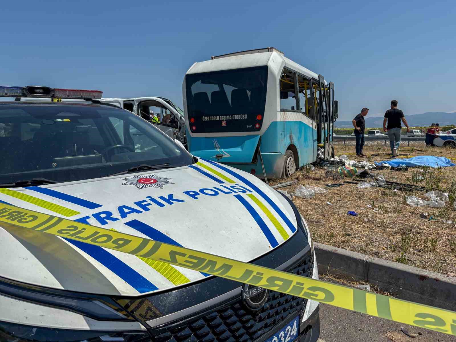 Manisa’da feci kaza 1 ölü 11 yaralı 9 manisada feci kaza 1 olu 11 yarali 5 hHAD6Iy4