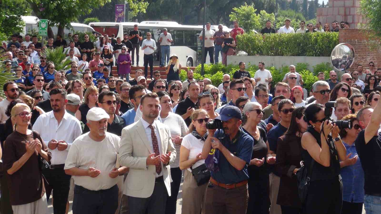 Manisa’da Ferdi Zeyrek vefatının birinci yılında anıldı 14 manisada ferdi zeyrek vefatinin birinci yilinda anildi 10 f9jeMWiv