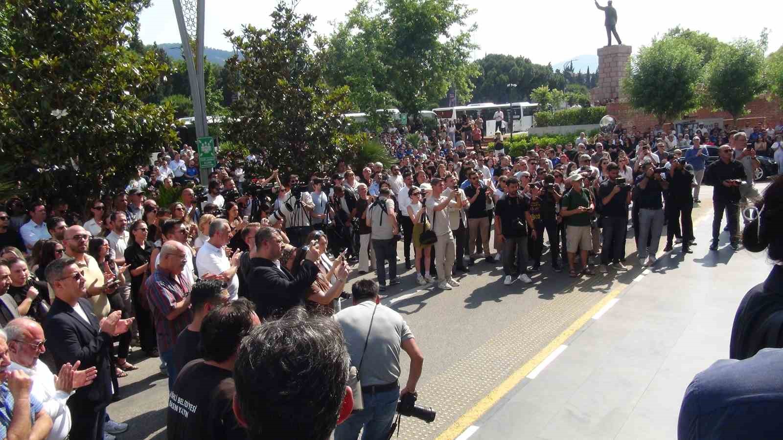 Manisa’da Ferdi Zeyrek vefatının birinci yılında anıldı 8 manisada ferdi zeyrek vefatinin birinci yilinda anildi 4 6c5eUE8R