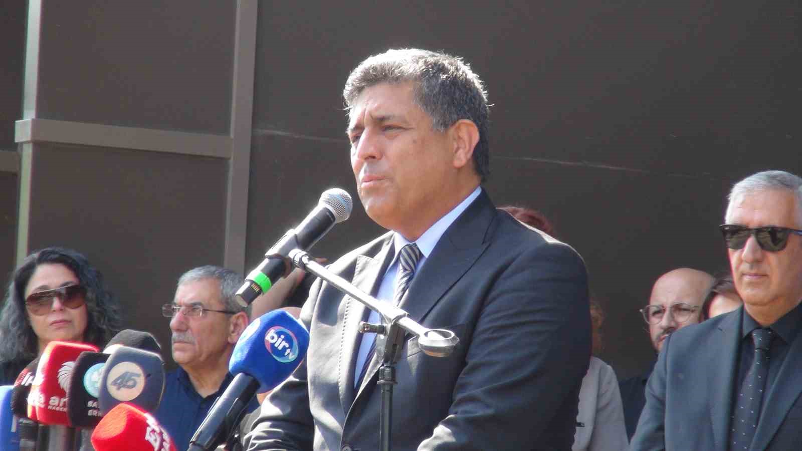 Manisa’da Ferdi Zeyrek vefatının birinci yılında anıldı 10 manisada ferdi zeyrek vefatinin birinci yilinda anildi 6 CZKSLT3N