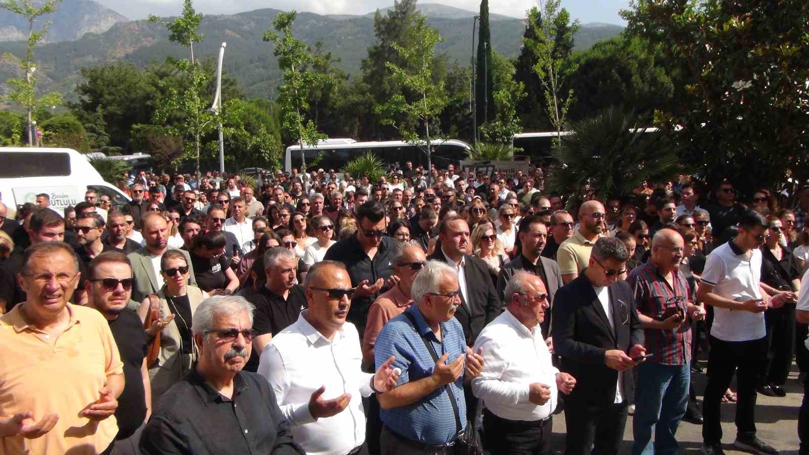 Manisa’da Ferdi Zeyrek vefatının birinci yılında anıldı 12 manisada ferdi zeyrek vefatinin birinci yilinda anildi 8 fAMEX38b