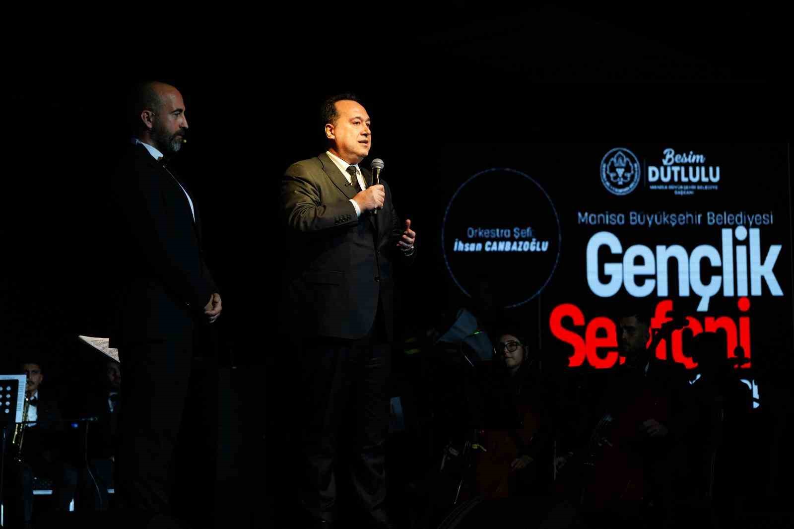 manisada genclik senfoni orkestrasi ilk konserinde buyuledi 1 YRmPgUJQ