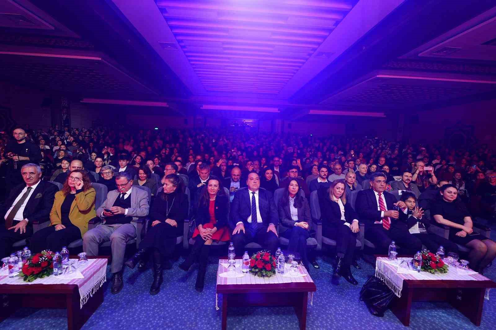 manisada genclik senfoni orkestrasi ilk konserinde buyuledi 2 FrBTgMbS