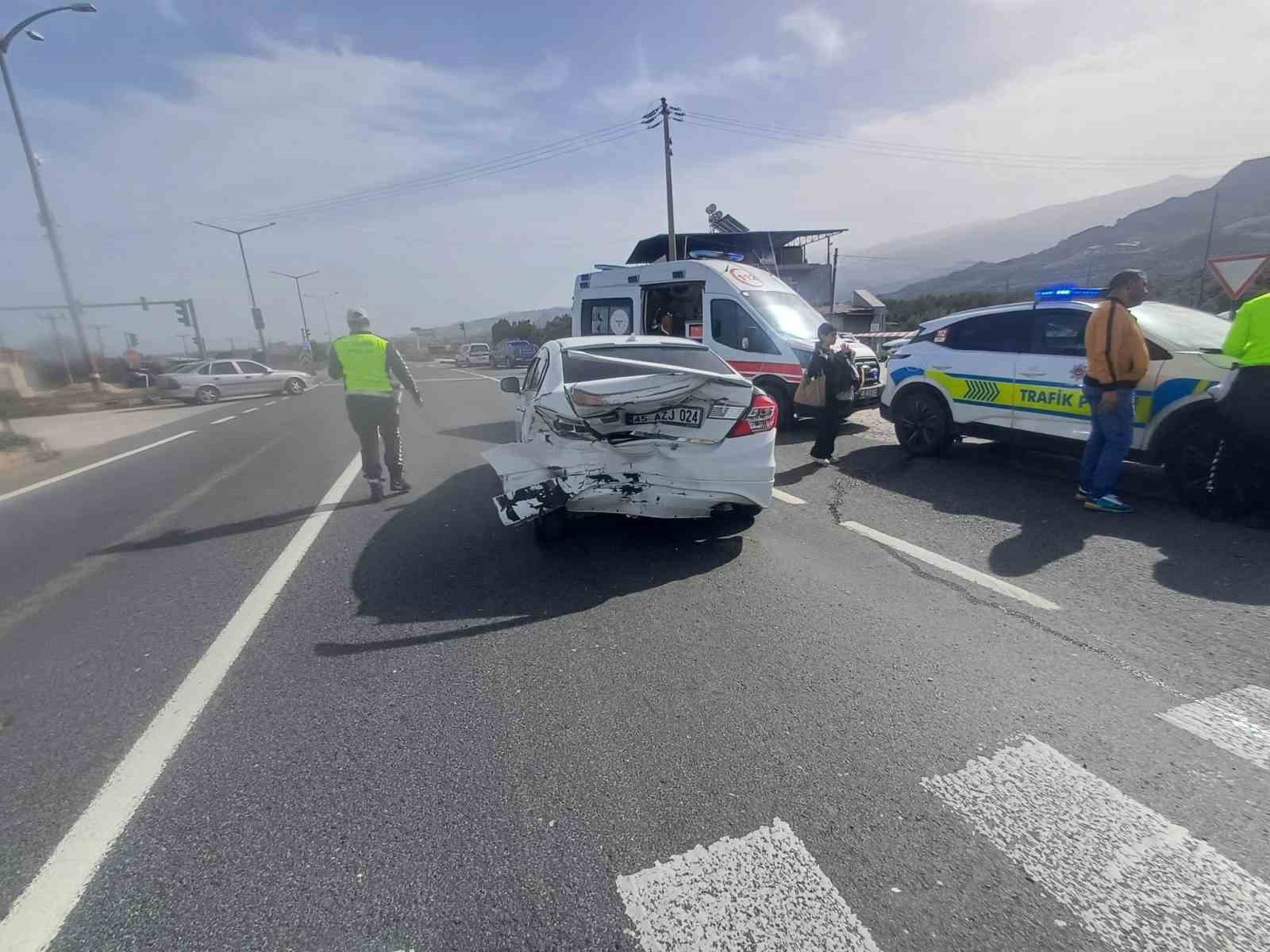 manisada iki otomobil carpisti 2si cocuk 5 yarali 0 dSeyQIOP