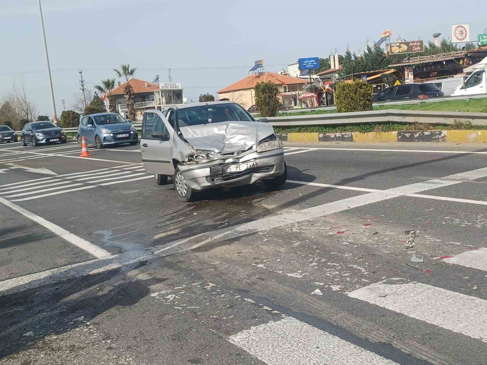 manisada iki otomobil carpisti 2si cocuk 5 yarali 1 GD7OfljG