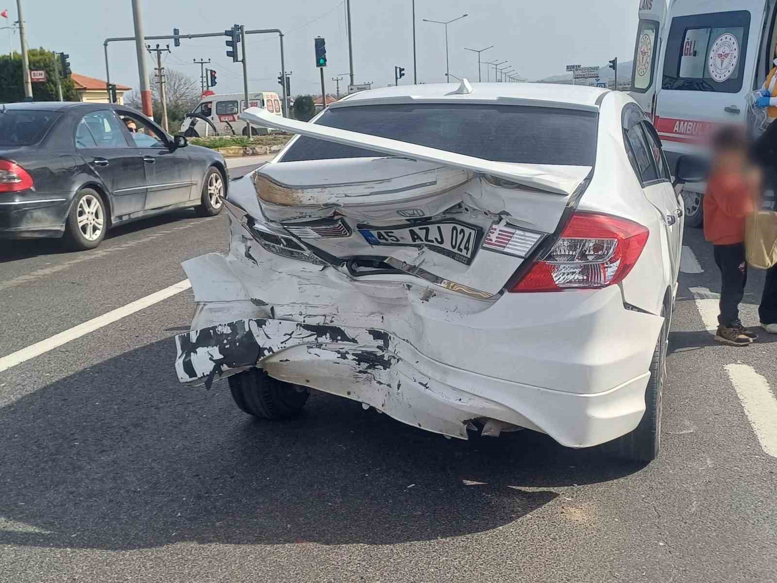 manisada iki otomobil carpisti 2si cocuk 5 yarali 2 kHNEzuBN