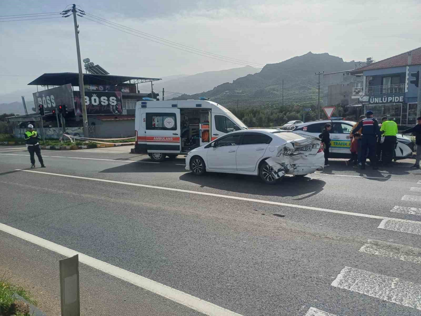 manisada iki otomobil carpisti 2si cocuk 5 yarali 3 DtwXS4OM