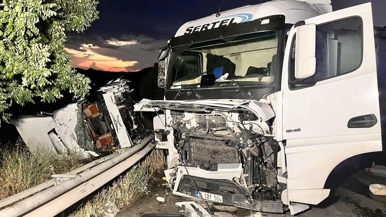 manisada iki tir carpisti 1i agir 2 yarali 0 8KcKTVk2