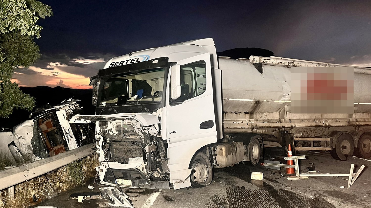 manisada iki tir carpisti 1i agir 2 yarali 2 p5jByis4