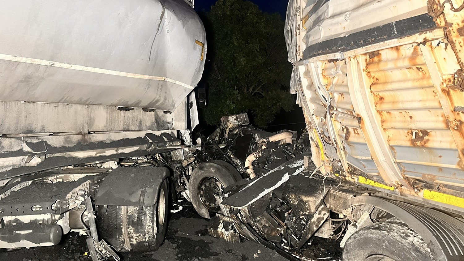 manisada iki tir carpisti 1i agir 2 yarali 3 TmZI1c1V