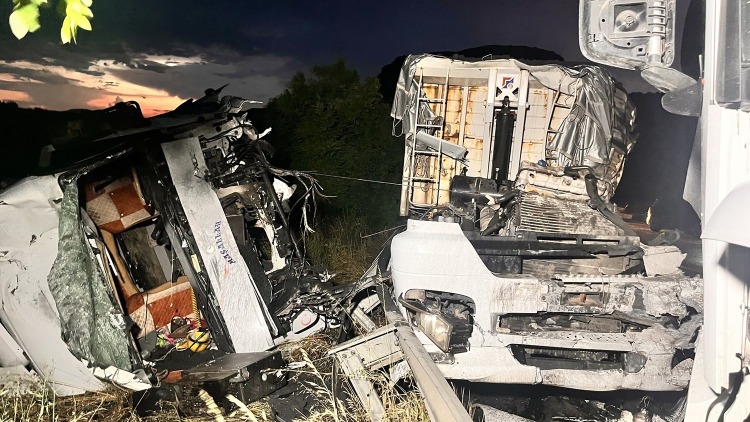 manisada iki tir carpisti 1i agir 2 yarali 4
