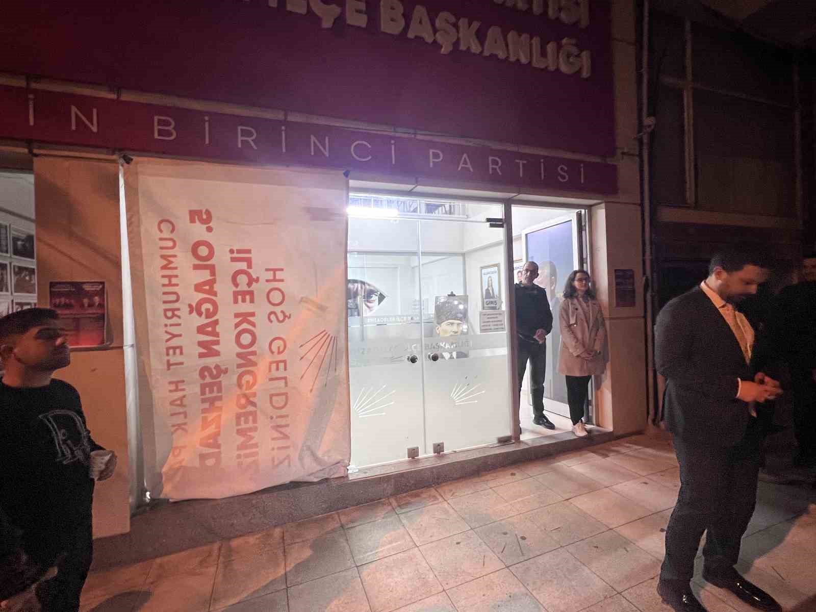 manisada is vaadi ofkesiyle chp binasinin camlarini kirdi 1 P2qJIQVN