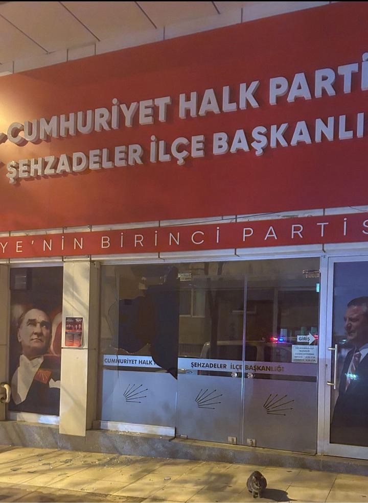 manisada is vaadi ofkesiyle chp binasinin camlarini kirdi 3 S4GgXthP