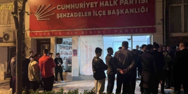 manisada-is-vaadi-ofkesiyle-chp-binasinin-camlarini-kirdi-nHSrZ1Jd.jpg