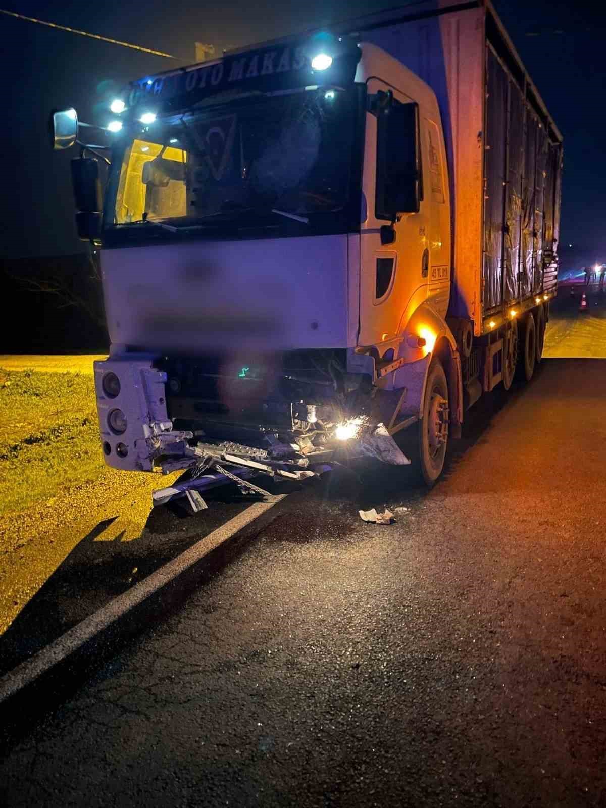 manisada kamyon ile otomobil carpisti 1 olu 1 yarali 3 3OduA5hz