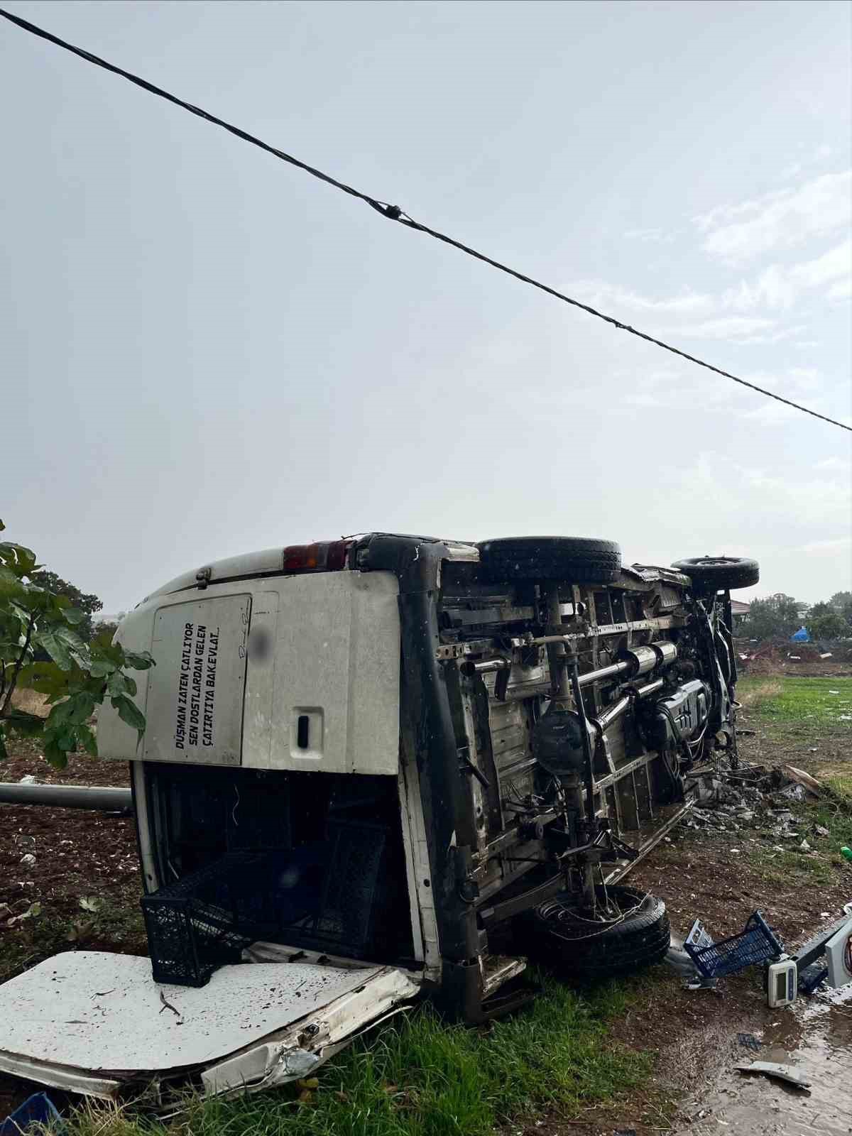 manisada kamyonet devrildi 1 olu 1 yarali 2