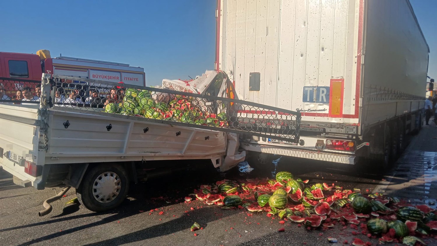 Manisa’da kamyonet tıra çarptı: 1’i ağır 2 yaralı 4 manisada kamyonet tira carpti 1i agir 2 yarali 0