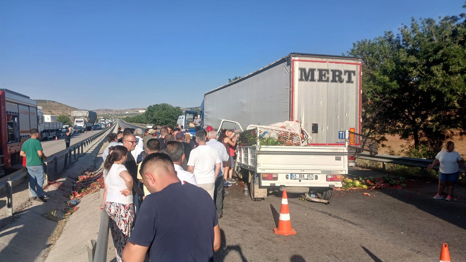 Manisa’da kamyonet tıra çarptı: 1’i ağır 2 yaralı 5 manisada kamyonet tira carpti 1i agir 2 yarali 1 Ozn9YASB