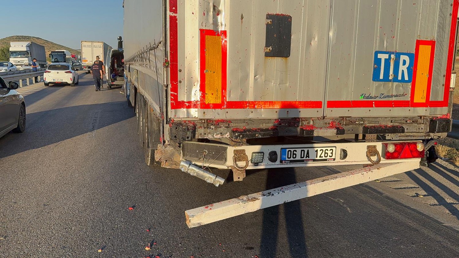 Manisa’da kamyonet tıra çarptı: 1’i ağır 2 yaralı 14 manisada kamyonet tira carpti 1i agir 2 yarali 10 vfMRSY1f