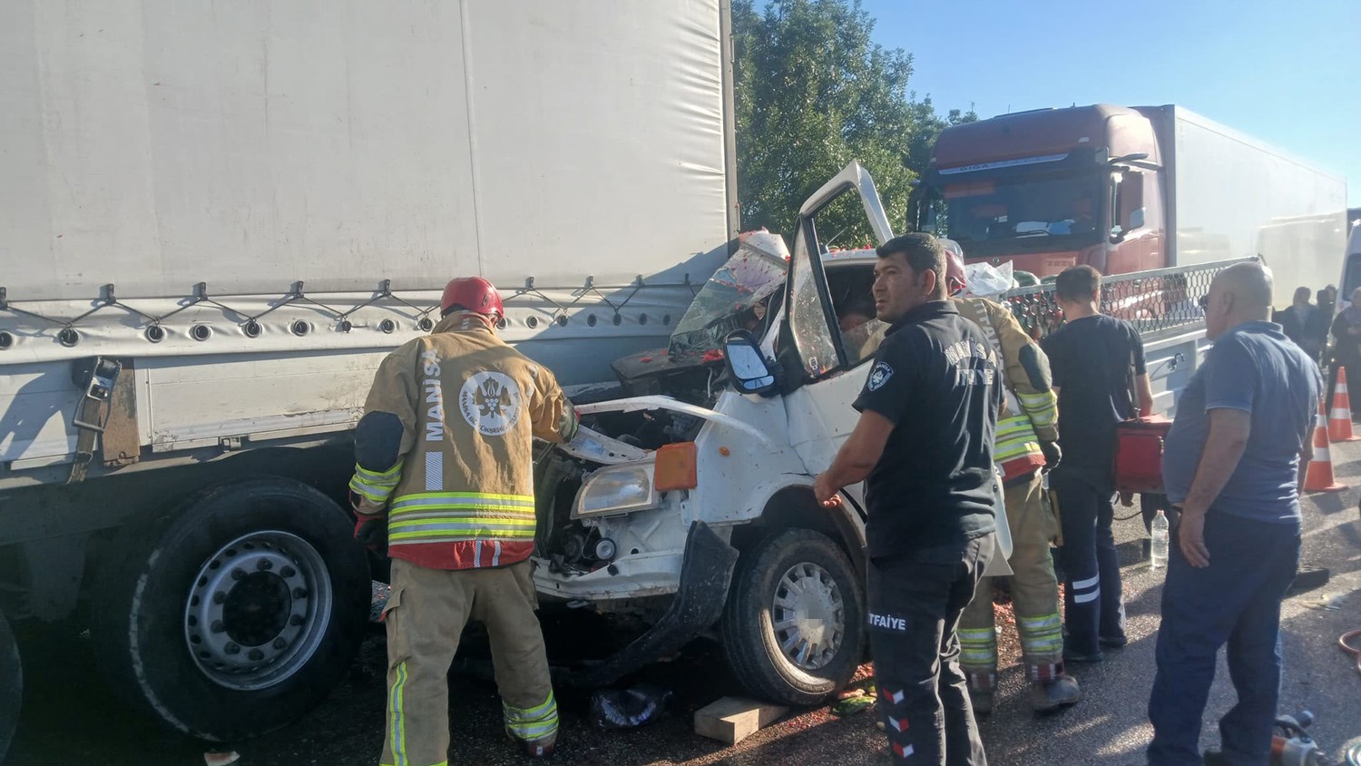 Manisa’da kamyonet tıra çarptı: 1’i ağır 2 yaralı 6 manisada kamyonet tira carpti 1i agir 2 yarali 2 urLllVDn