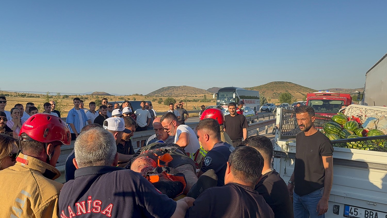 Manisa’da kamyonet tıra çarptı: 1’i ağır 2 yaralı 8 manisada kamyonet tira carpti 1i agir 2 yarali 4