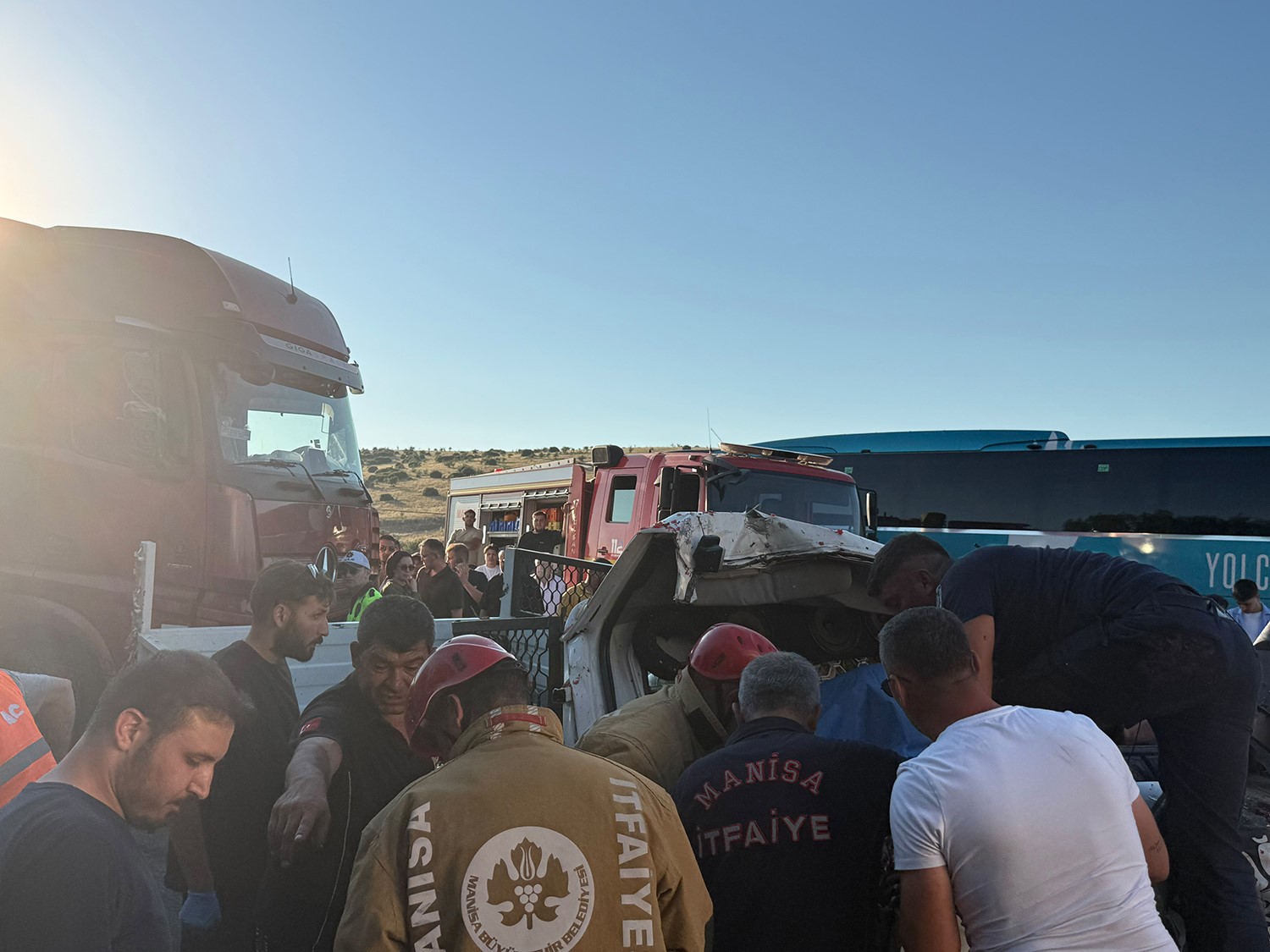 Manisa’da kamyonet tıra çarptı: 1’i ağır 2 yaralı 10 manisada kamyonet tira carpti 1i agir 2 yarali 6 tQPYinVn