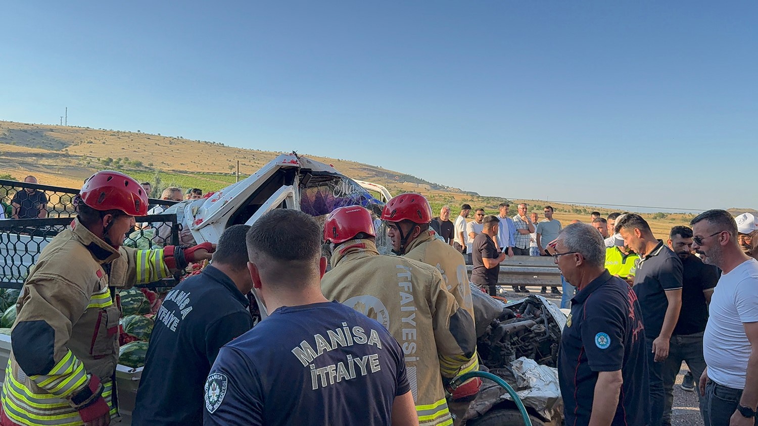 Manisa’da kamyonet tıra çarptı: 1’i ağır 2 yaralı 11 manisada kamyonet tira carpti 1i agir 2 yarali 7 5rLSBOcq