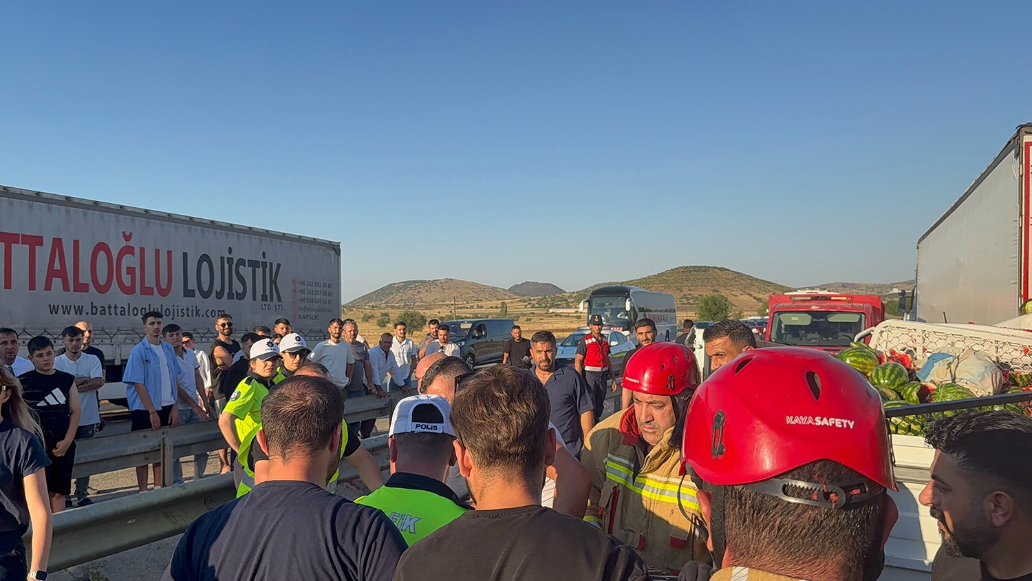 Manisa’da kamyonet tıra çarptı: 1’i ağır 2 yaralı 12 manisada kamyonet tira carpti 1i agir 2 yarali 8 YCZ5vbhG