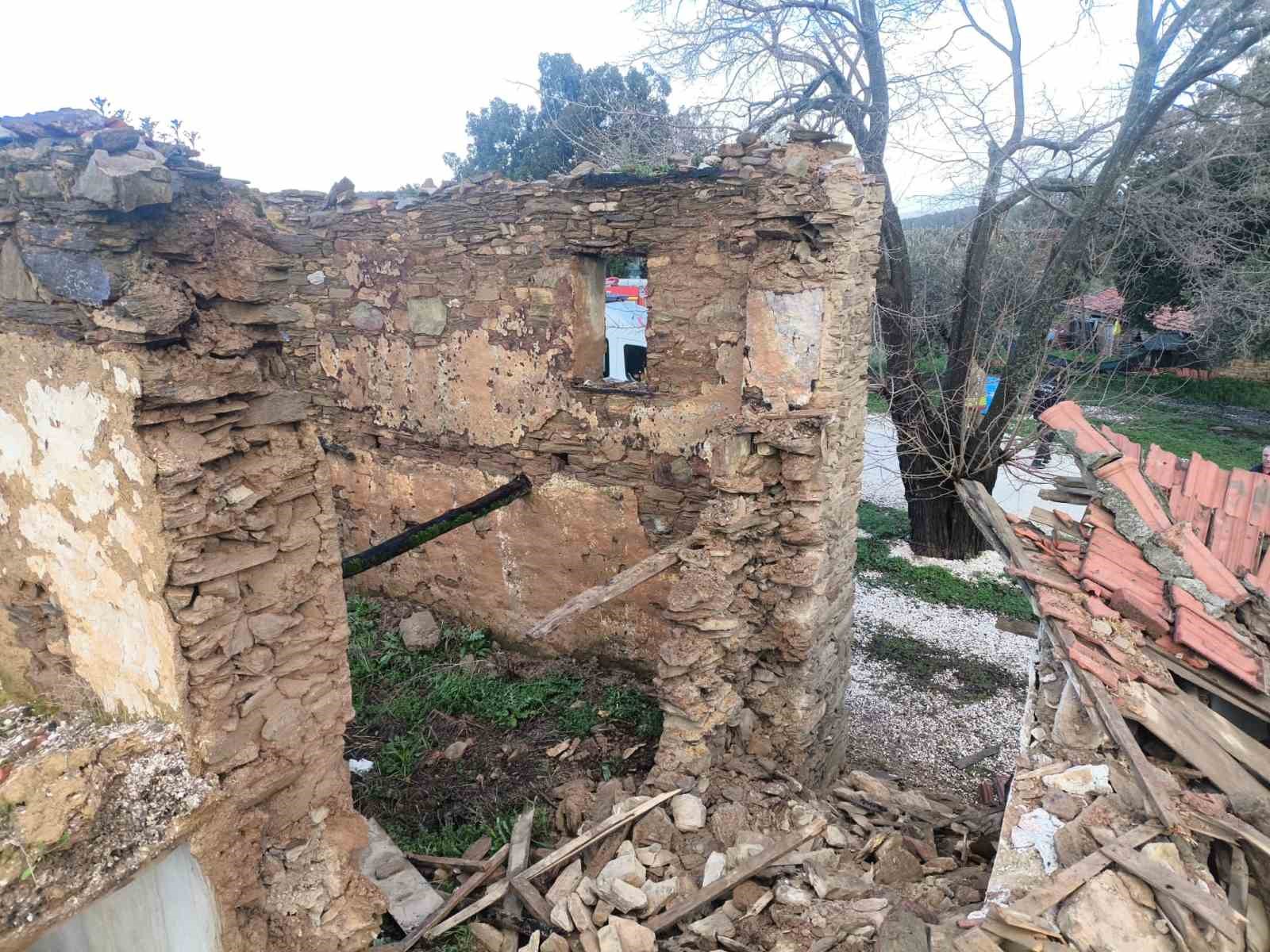 manisada kerpic ev coktu 1 yarali 4