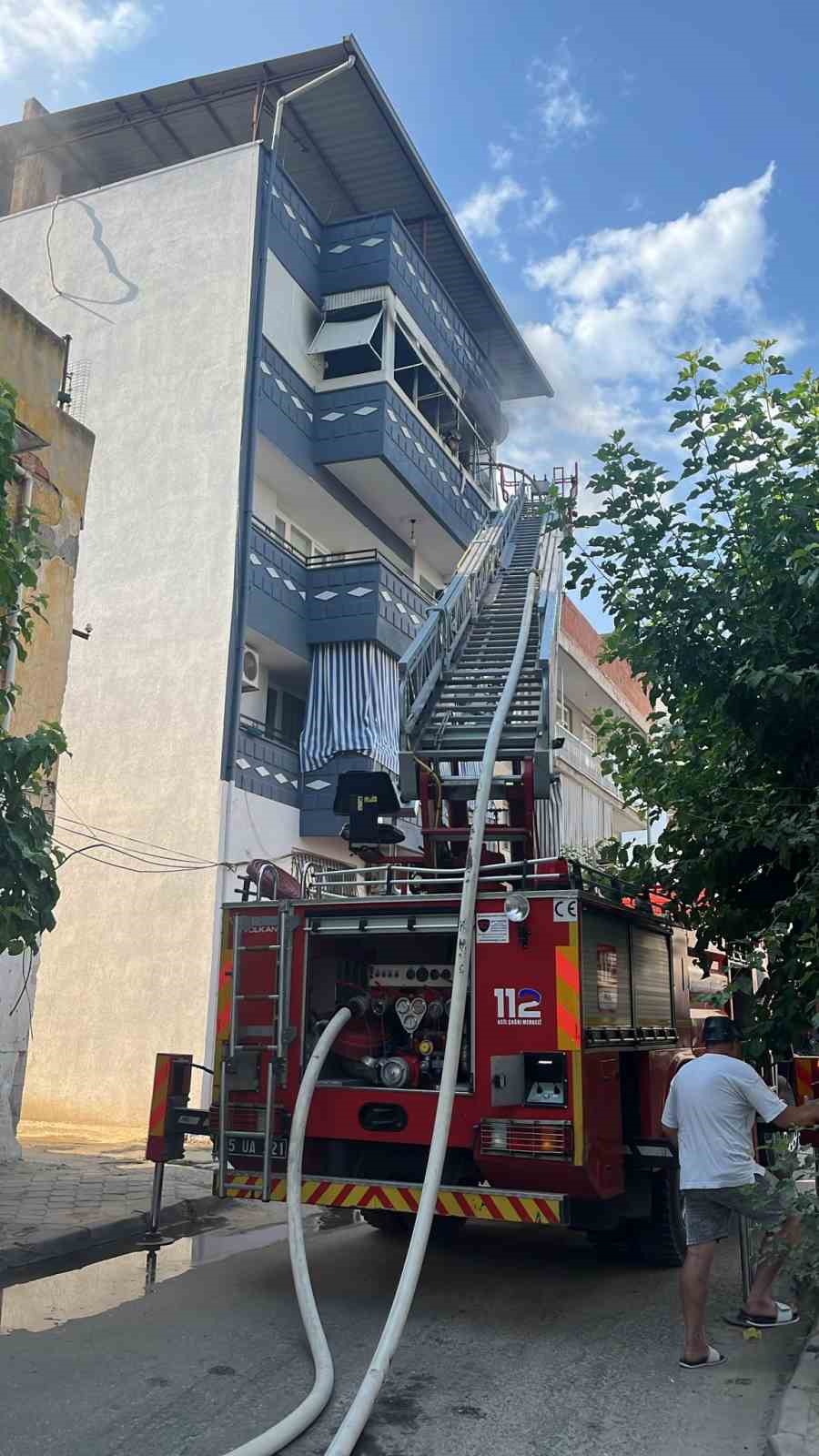 manisada korkutan yangin ev kullanilamaz hale geldi 1 hCpsfflL