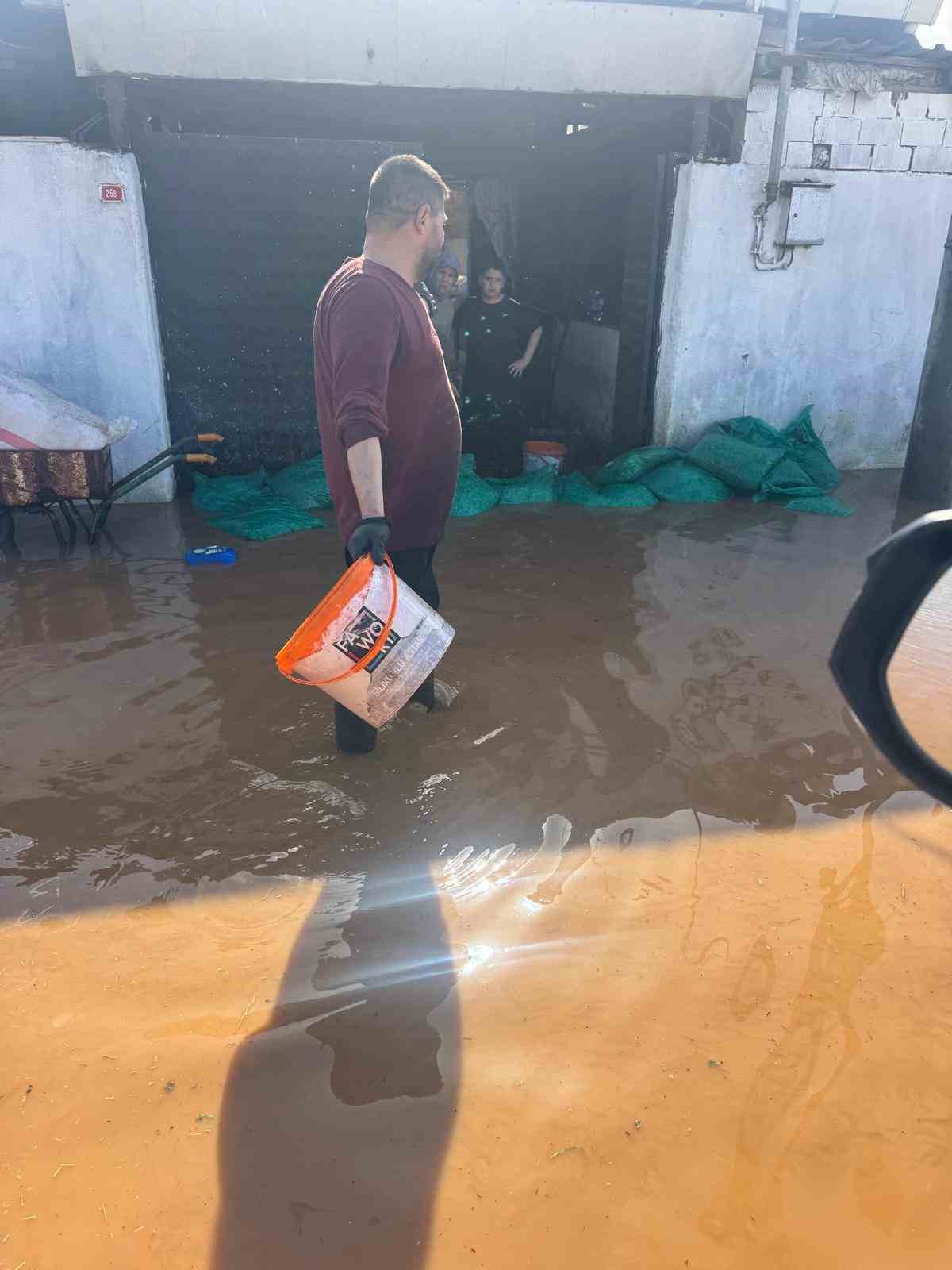 manisada nehir tasti mahsur kalan vatandaslar traktorlerle kurtarildi 1 sX5vgRHV
