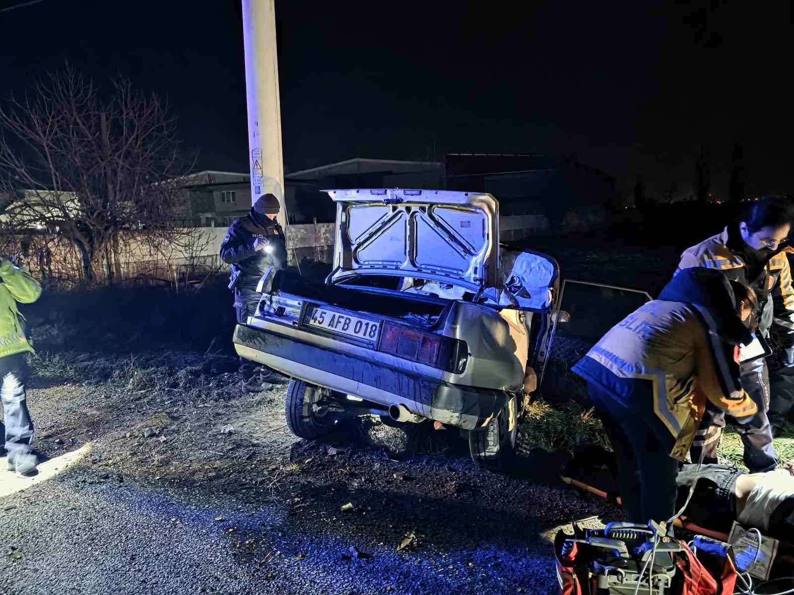 manisada otomobil elektrik diregine carpti 1 olu 2 yarali 3 buXU3bXJ