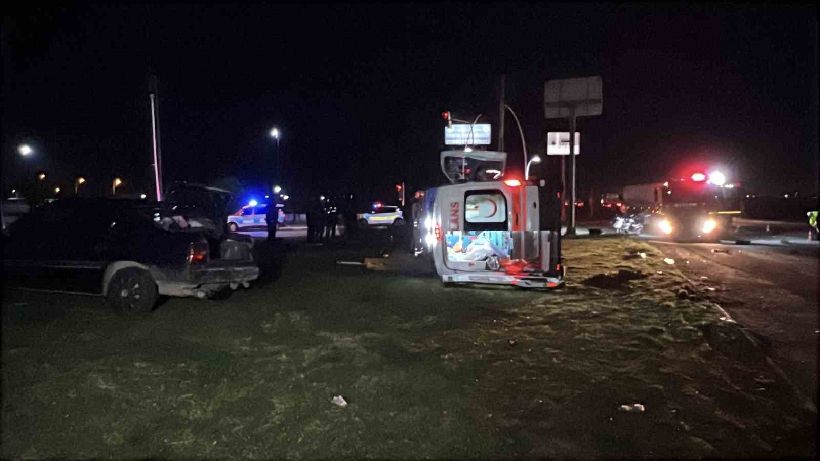 manisada otomobil ile ambulans carpisti 5 yarali 0 le6jBYB4