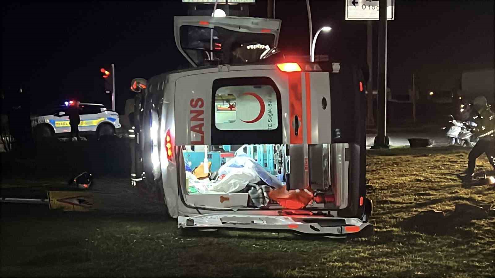 manisada otomobil ile ambulans carpisti 5 yarali 1 EfFZJQVI