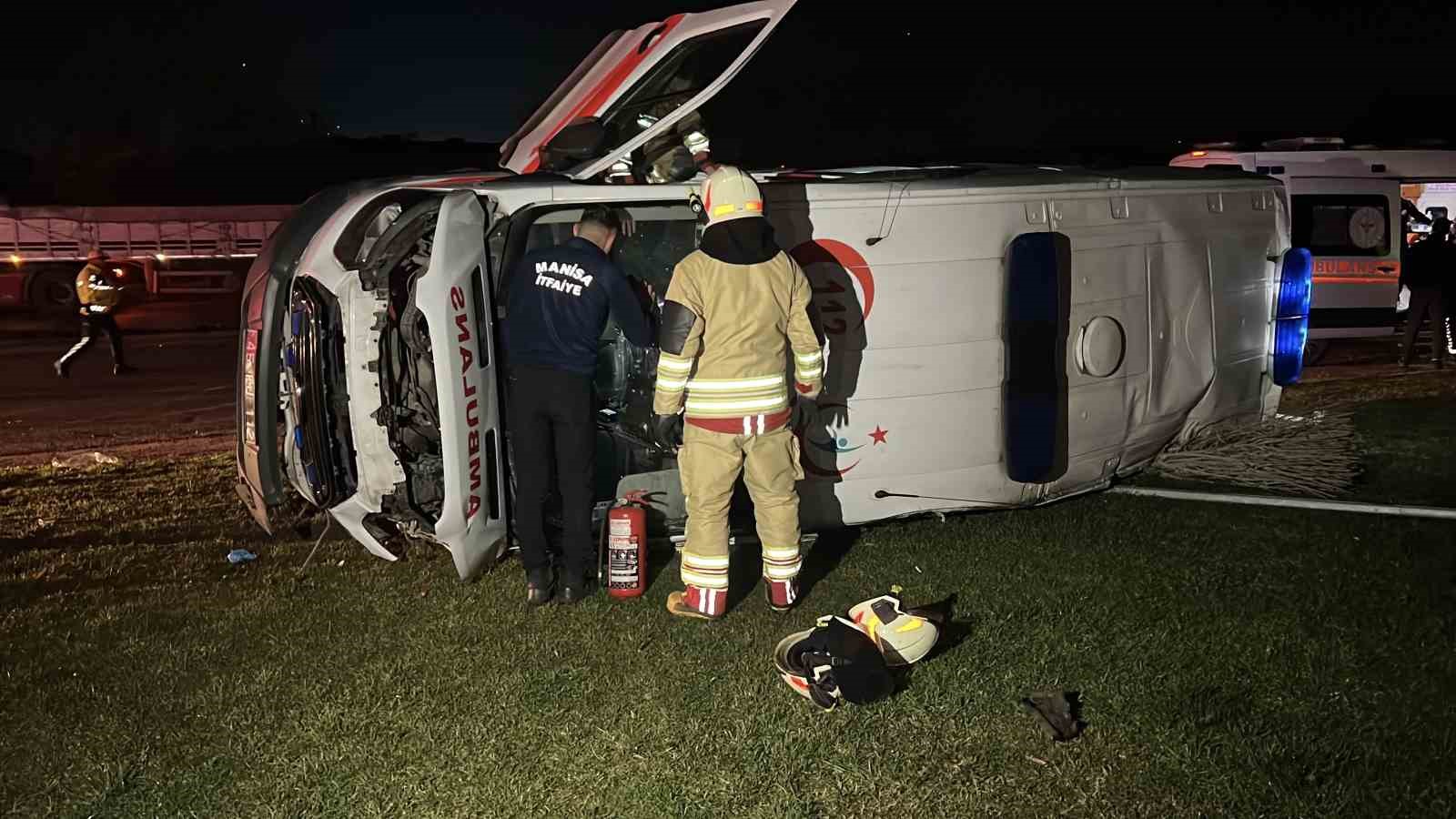 manisada otomobil ile ambulans carpisti 5 yarali 3 TZ2GBF52
